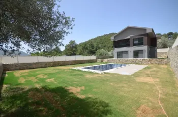 Uzumlu'da Satılık Huzurlu Triplex Müstakil Villa
